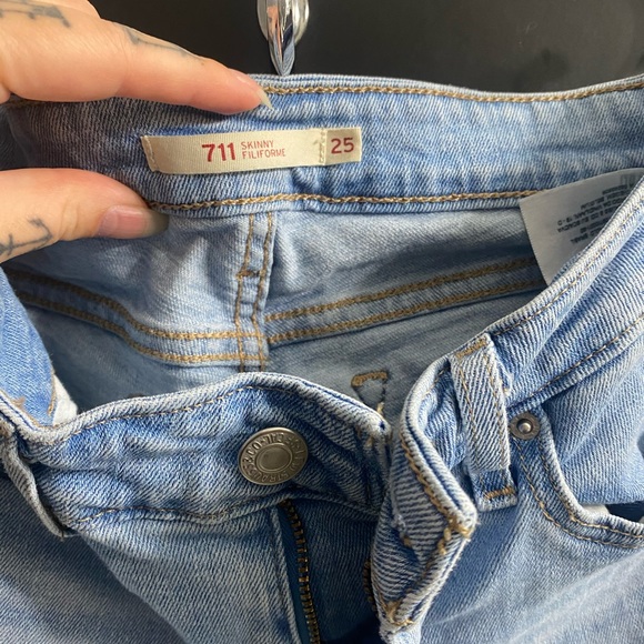 Levi 711 Distressed Skinny Jeans EUC - Picture 3 of 4